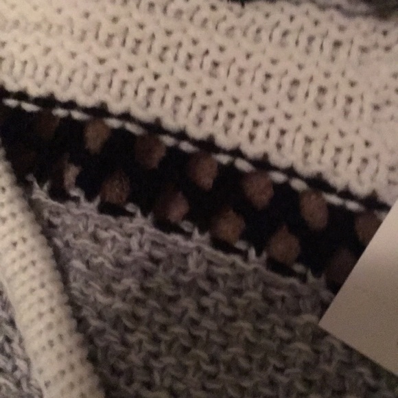 NWT! Fun V-neck chevron striped b&w sweater. - Picture 8 of 8